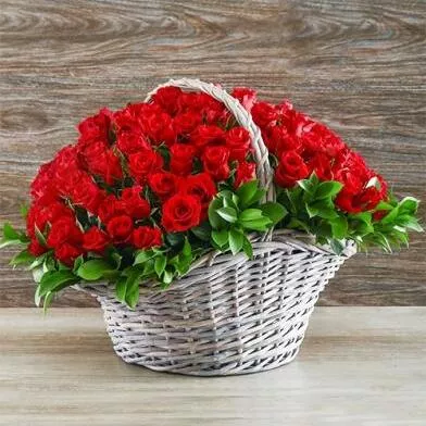 101 красная роза в корзине